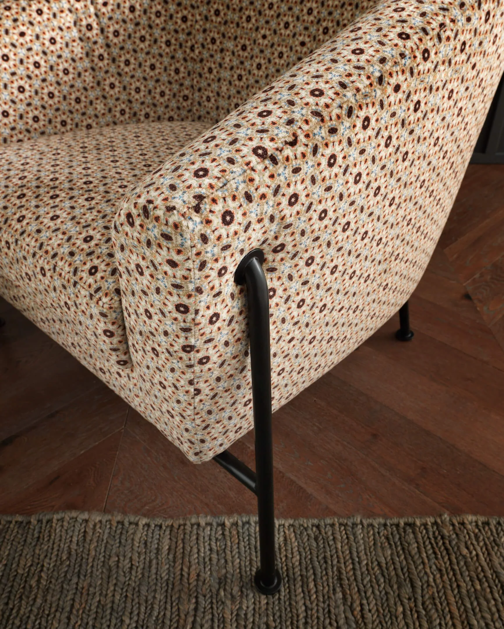 LOREN Armchairバランスbetween contemporary aesthetics and functional comfort. 3
