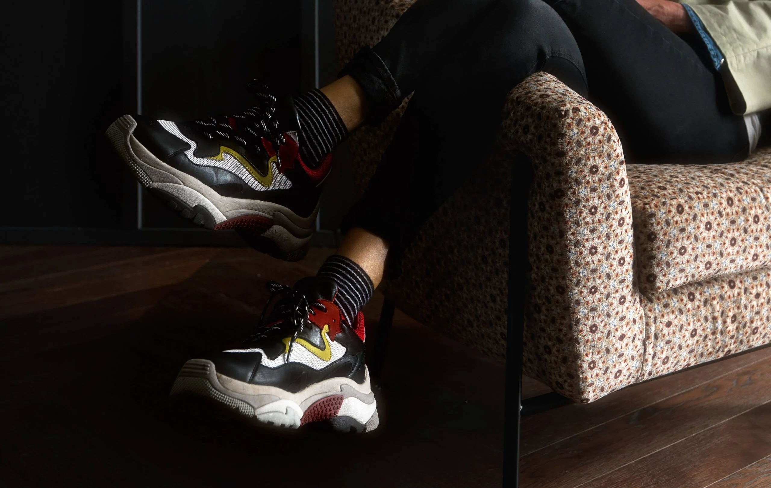 LOREN Armchairバランスbetween contemporary aesthetics and functional comfort. 4